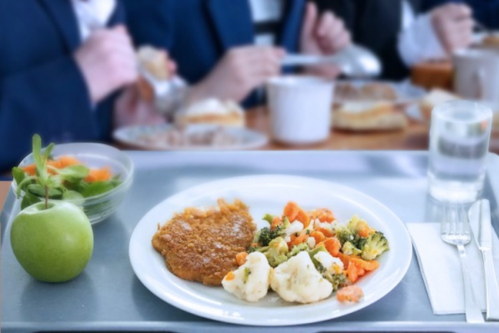 Сезонные продукты и меню на выбор: чем будут кормить запорожских школьников с 1 января