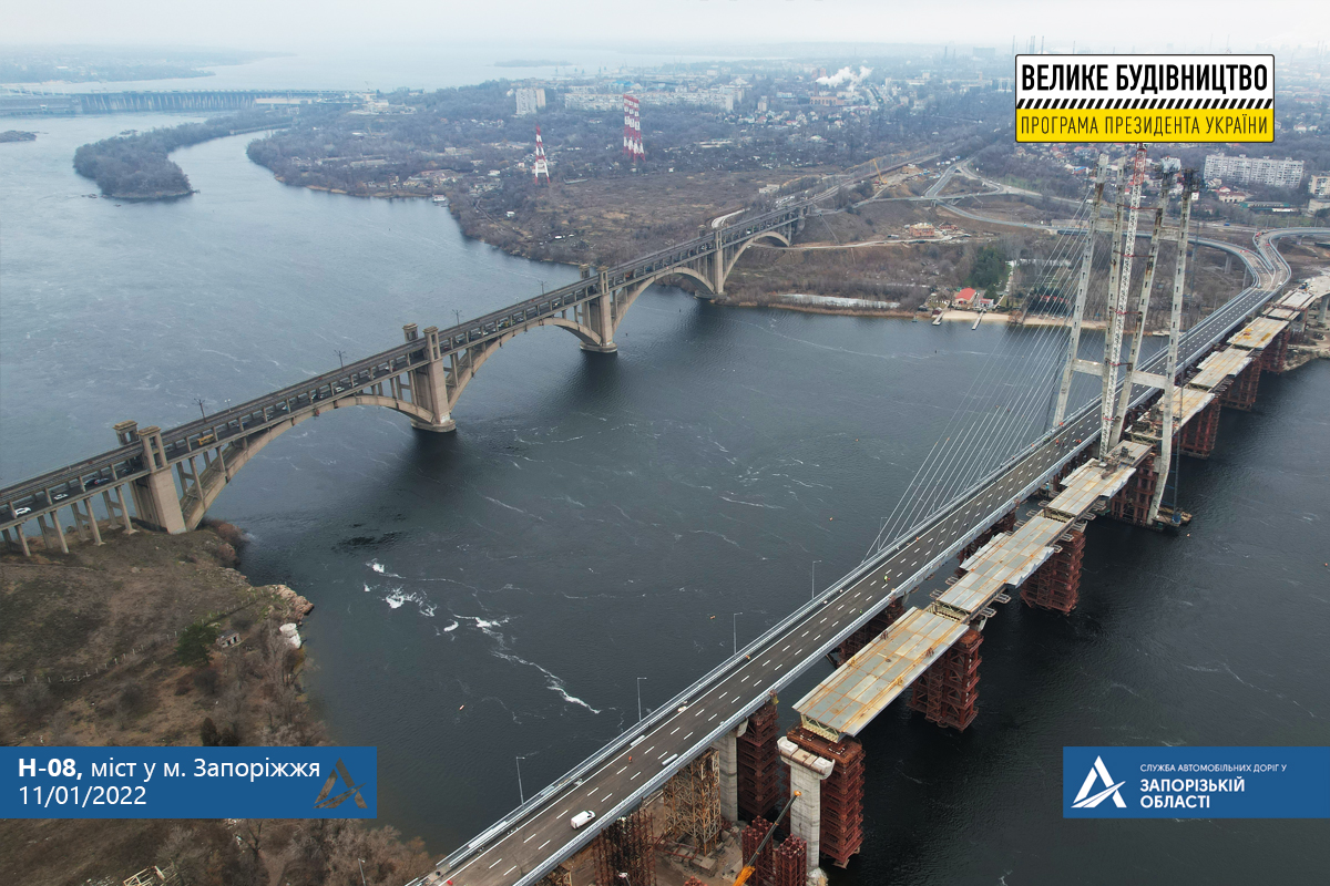 Скоро открытие: на вантовом мосту в Запорожье уже обустроили асфальт и нанесли дорожную разметку (ФОТО)