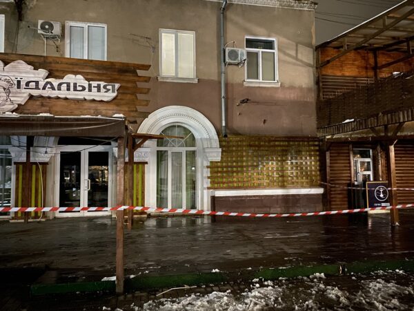 В Бердянске на тротуар обрушилась часть конструкции кафе (ФОТО)