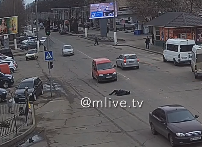 В Мелитополе пьяный мужчина бросился под автомобиль (ВИДЕО)