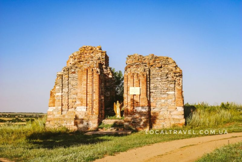 В селе Запорожской области сохранились руины храма, в котором бывал Нестор Махно - фото 