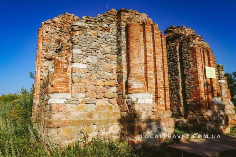 В селе Запорожской области сохранились руины храма, в котором бывал Нестор Махно - фото 