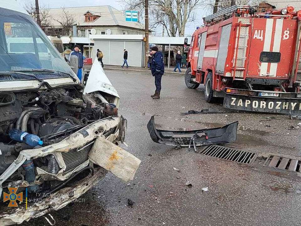 В Запорожье маршрутка с пассажирами врезалась в пожарную машину (ФОТО)
