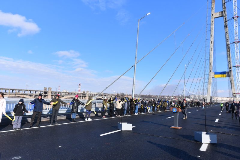 В Запорожье по вантовому мосту через Днепр поедут первые машины — фото