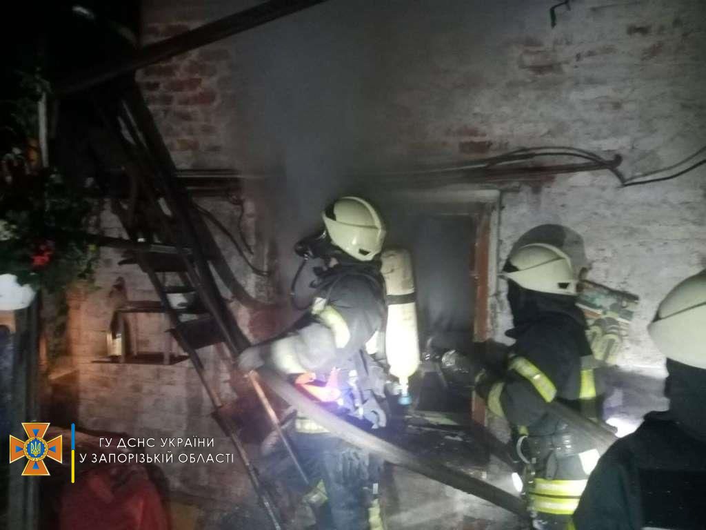 В Запорожье спасатели тушили масштабный пожар (ФОТО)