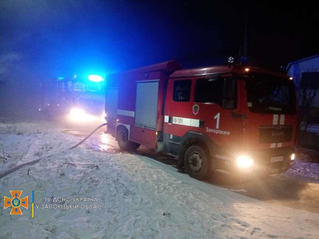 В Запорожье спасатели тушили масштабный пожар (ФОТО)