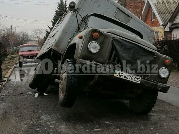 В Бердянске спецавтомобиль аварийной службы провалился под асфальт