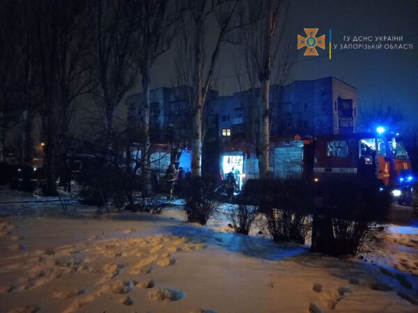 В запорожском общежитии ночью произошел пожар: десятки людей эвакуировали (ФОТО-ВИДЕО)