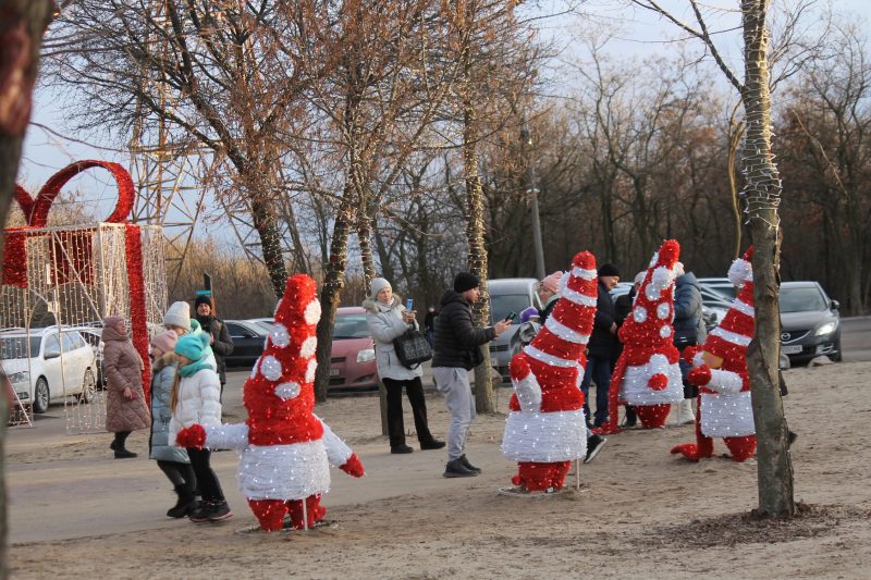 15 и 16 декабря запорожцы массово гуляли в новогоднем городке на Хортице