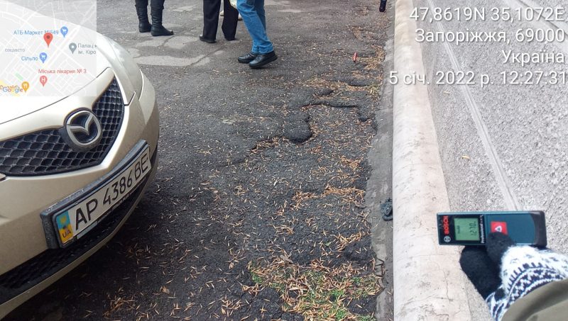 Запорожцы пожаловались на водителей, которые паркуются на тротуарах