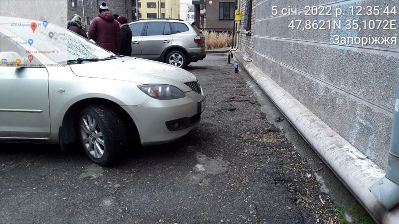 Запорожцы пожаловались на водителей, которые паркуются на тротуарах