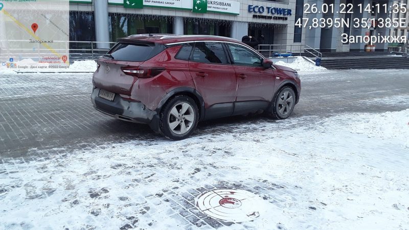 Запорожские водители паркуются прямо на тротуарах 
