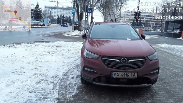 Запорожские водители паркуются прямо на тротуарах 