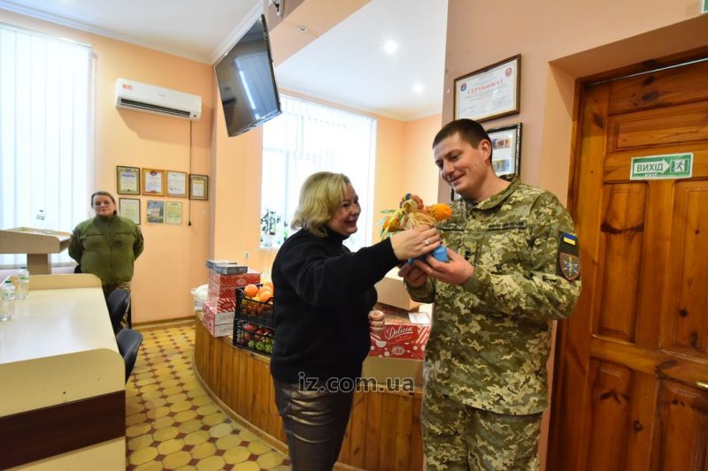 Волонтеры привезли вкусности для военных, которые проходят лечение в госпитале