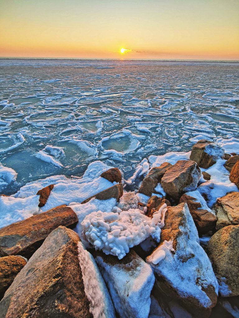 Как в курортном городе Запорожской области выглядит море, покрытое снегом и льдом 