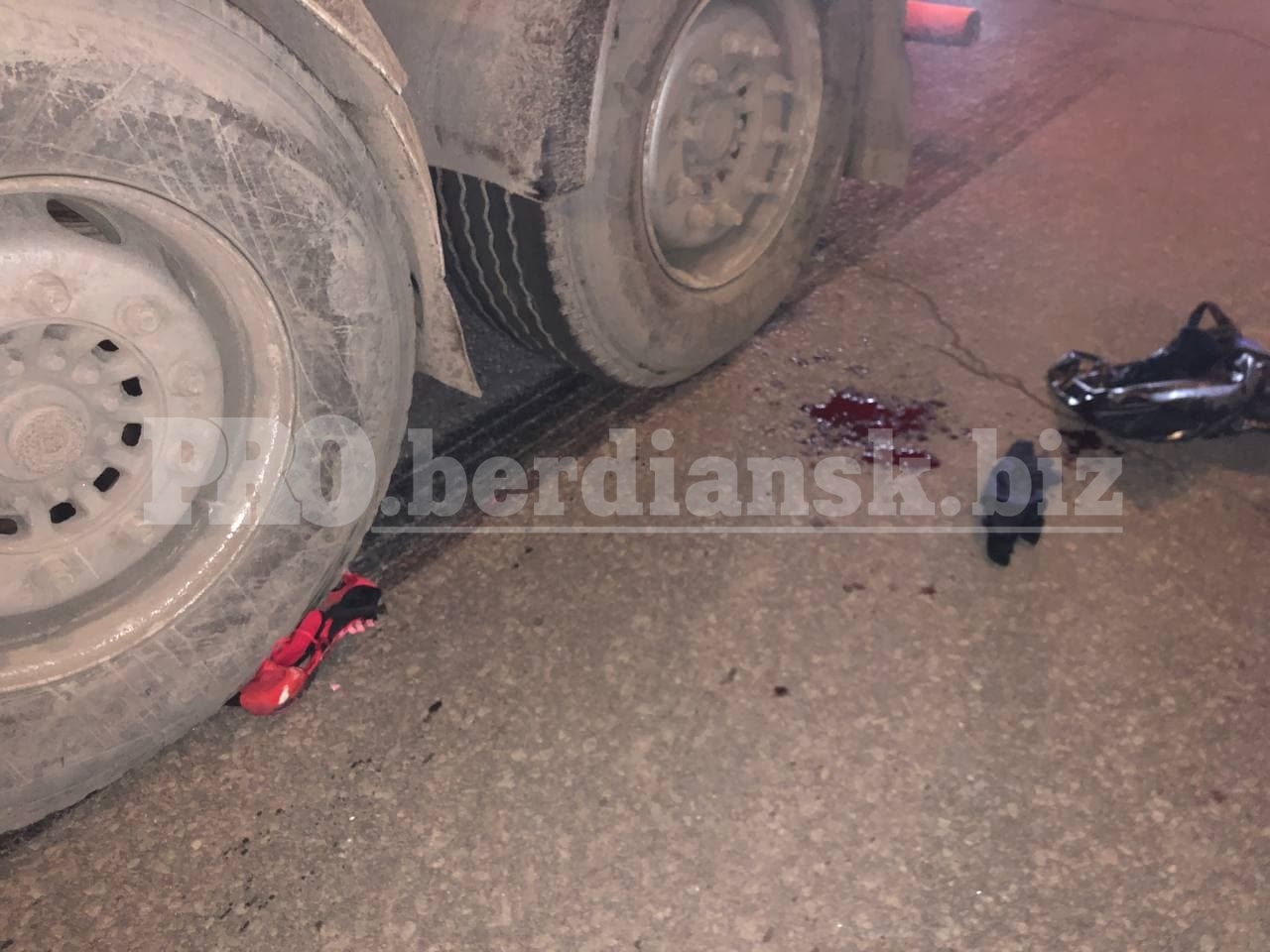 В Бердянске пьяный велосипедист угодил под колеса фуры (видео)