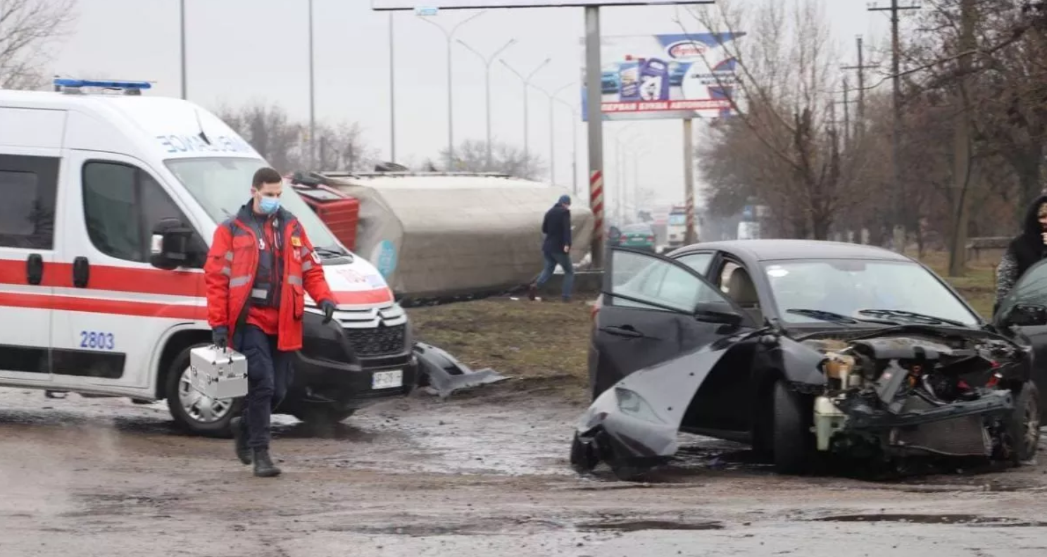 В Бердянске водовоз перевернулся после столкновения с иномаркой (ФОТО)