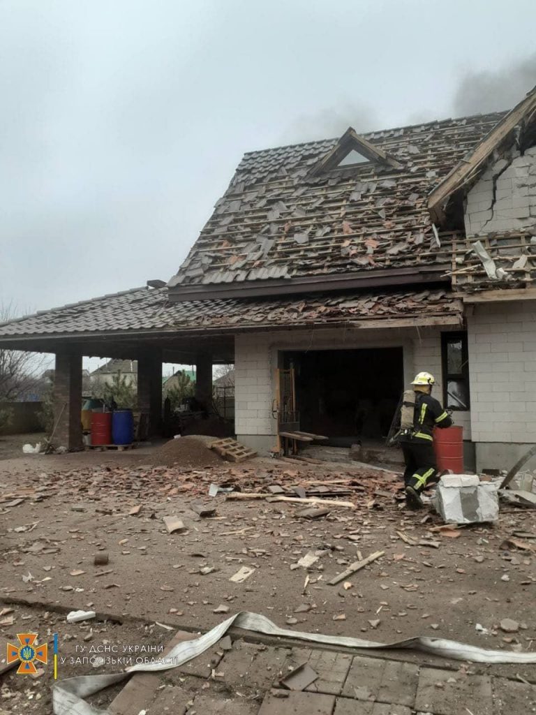В Мелитополе во время обстрела снаряд попал в жилой дом: есть пострадавшие 