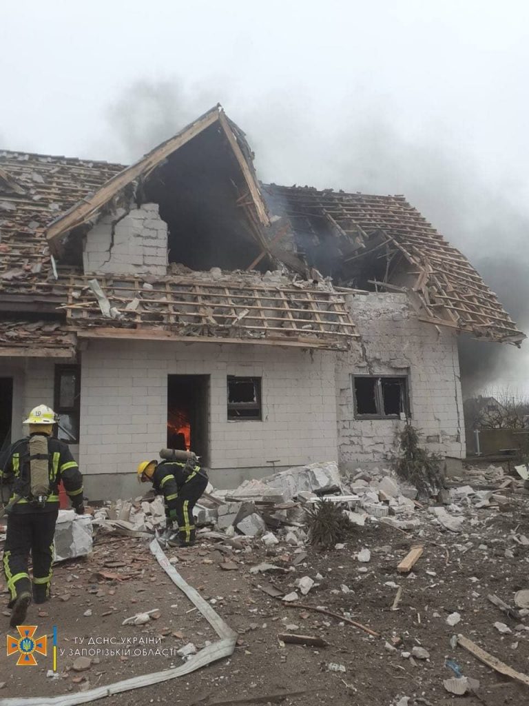 В Мелитополе во время обстрела снаряд попал в жилой дом: есть пострадавшие 