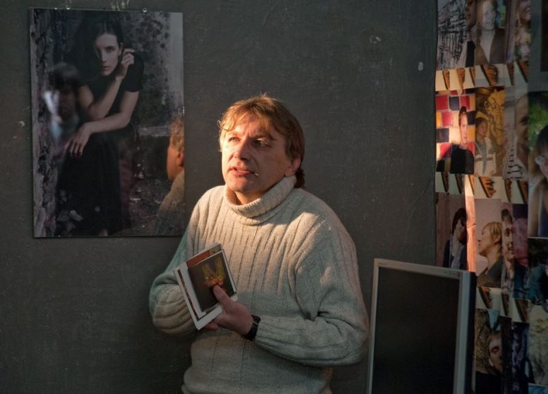 Галерист Юрий Баранник в своей галерее Выставка современного искусства