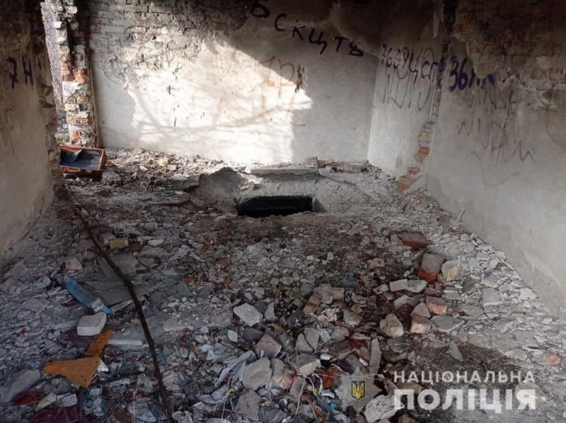 В Запорожье в заброшенном гараже нашли гранатомет и гранаты
