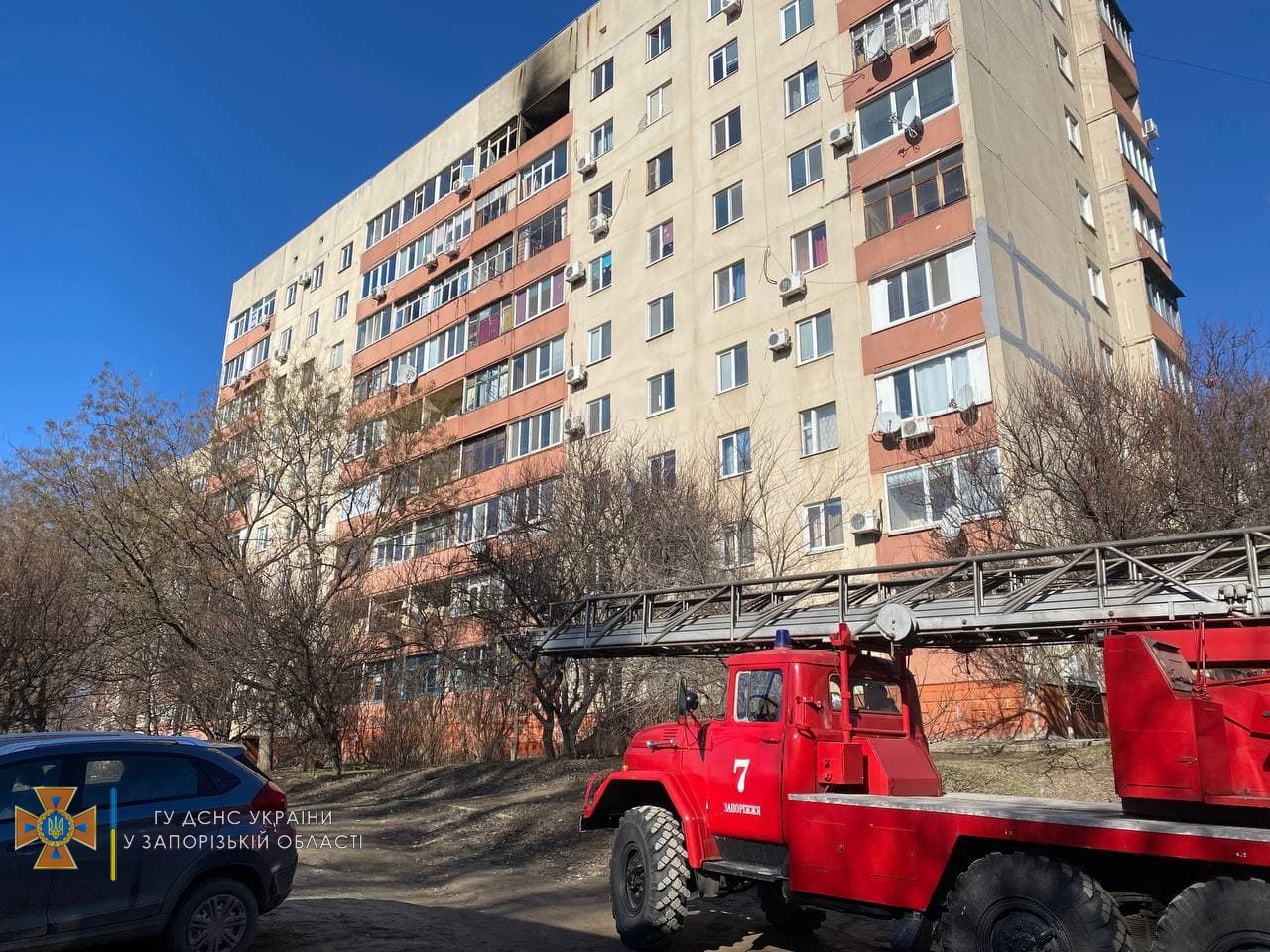 В запорожской многоэтажке произошел масштабный пожар (ФОТО)