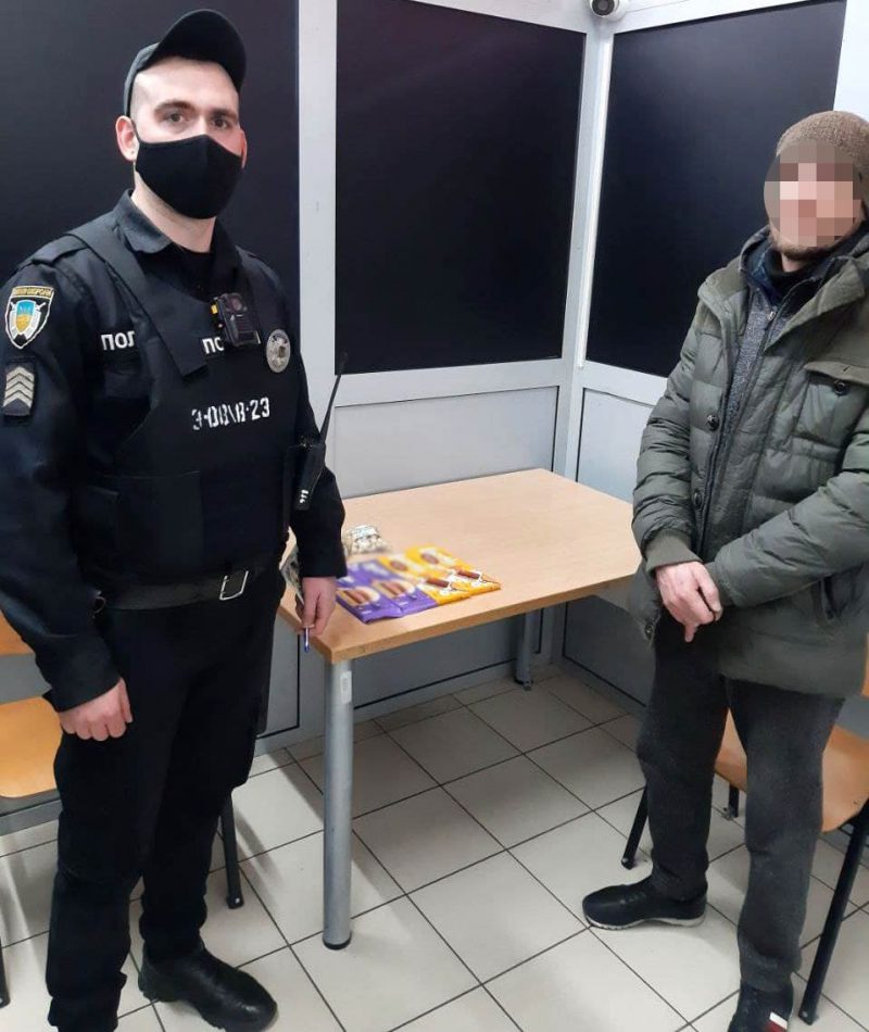 В супермаркете на улице Запорожской на кассе задержали мужчину