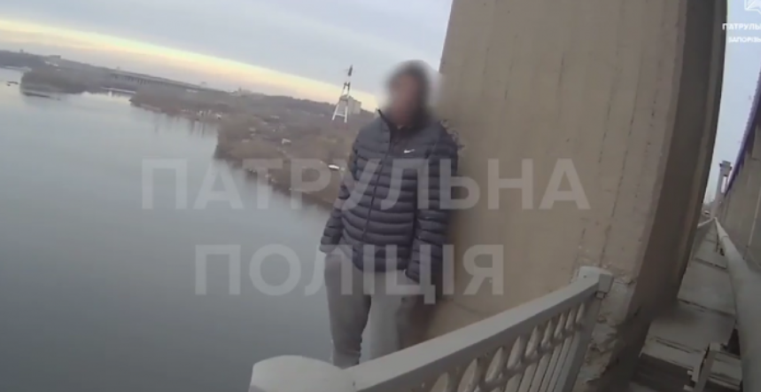 Запорожец собирался спрыгнуть с моста Преображенского (ВИДЕО)