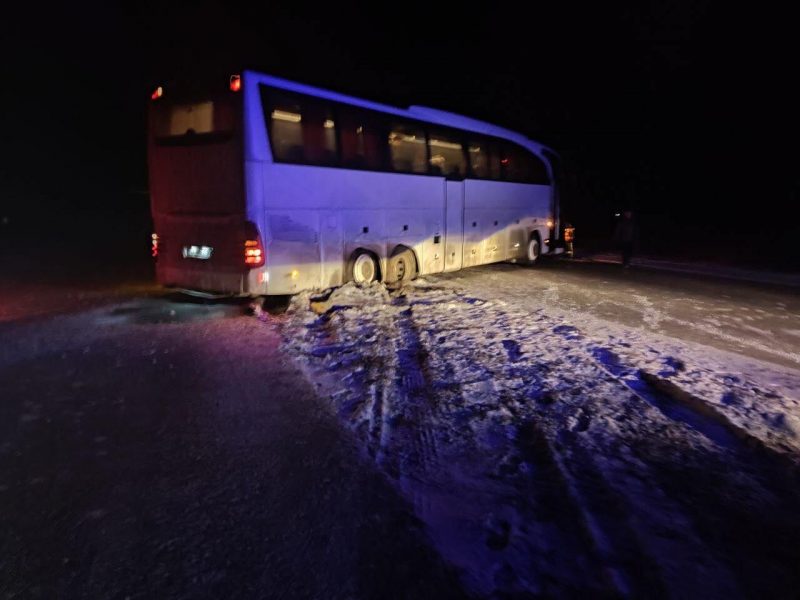 На трасі "Запоріжжя-Дніпро" застряг автобус із громадянами Туреччини