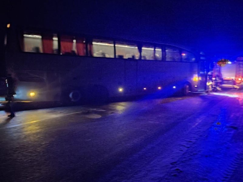 На трасі "Запоріжжя-Дніпро" застряг автобус із громадянами Туреччини
