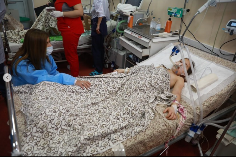 15-річна Маша, що внаслідок обстрілу росіян втратила ногу, може вилетіти на лікування в Бостон