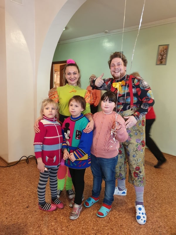 Актори Запорізького академічного обласного театру юного глядача відвідали інтернат «Світанок», де зараз живуть переселенці з Маріуполя та Гуляйполя
