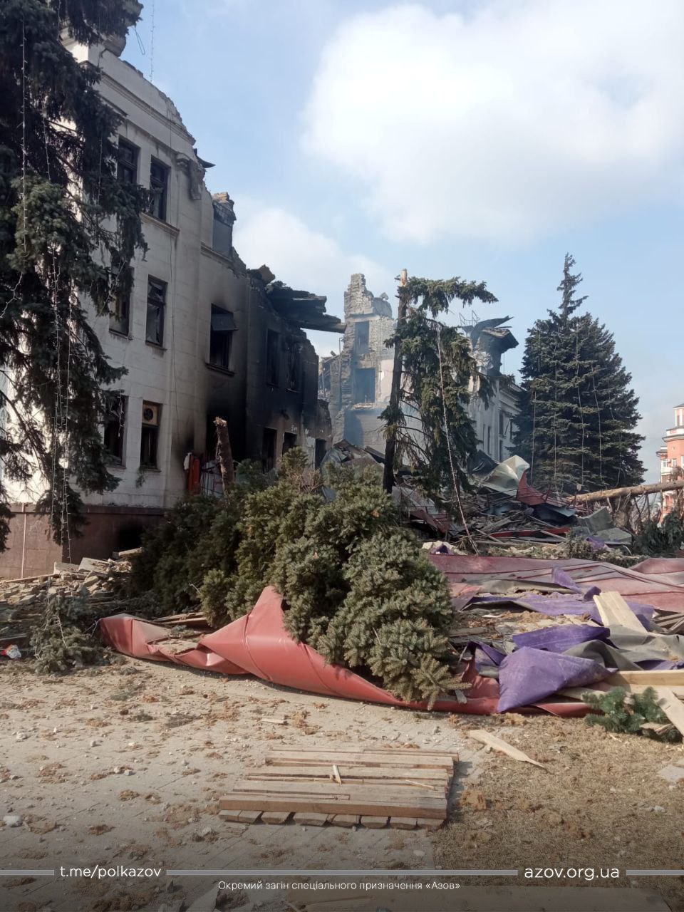 Вчора війська РФ обстріляли школу мистецтв в Маріуполі, де ховалися близько 400 осіб. Будівля зруйнована, люди досі під завалами, - міськрада