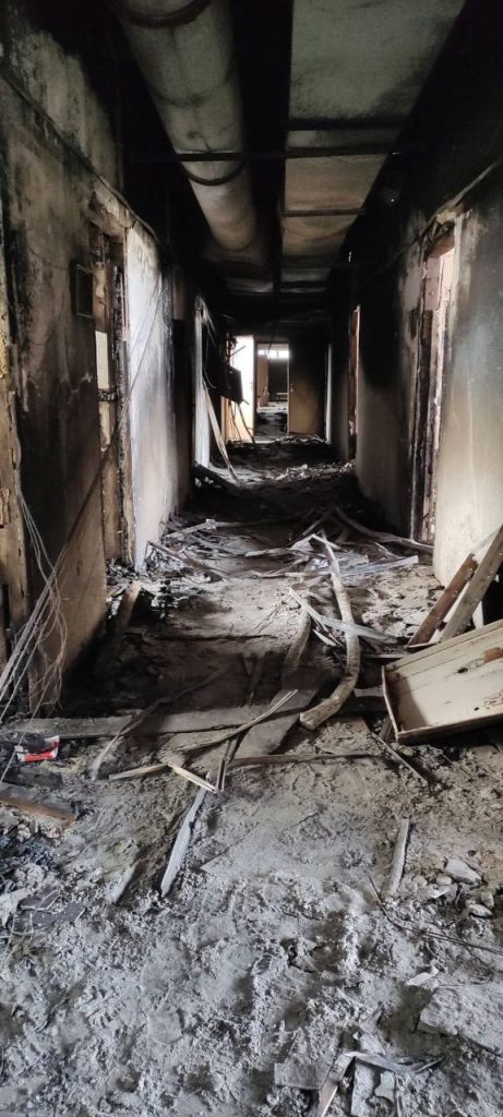 Фото зруйнованої будівлі біля ЗАЕС опубліковані в офіційному телеграм-каналі "Енергоатому"
