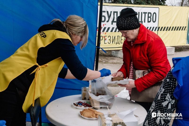 В просторі мобільного харчування евакуйовані українці отримують близько 500 порцій гарячих страв