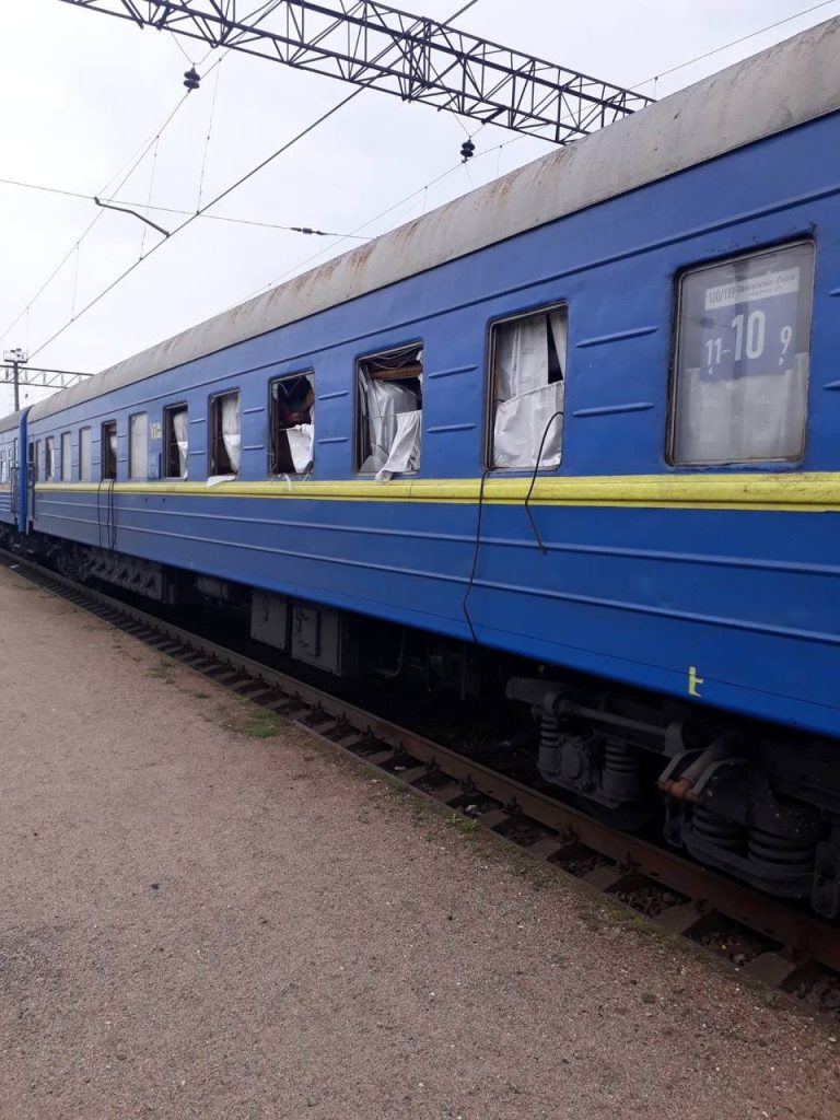 Диспетчери "Укрзалізниці" слідкують за обставинами та ведуть поїзди безпечними маршрутами