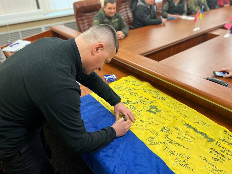 Запорізькі військові на знак вдячності передали волонтерам прапор зі своїми підписами 