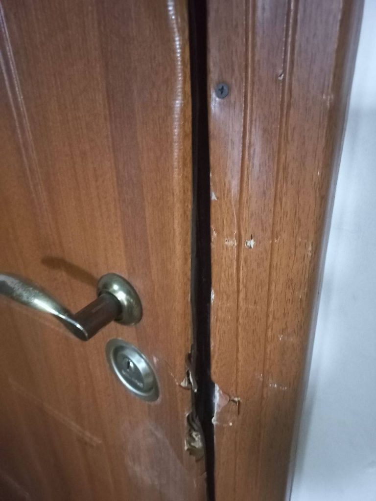 виломали двері