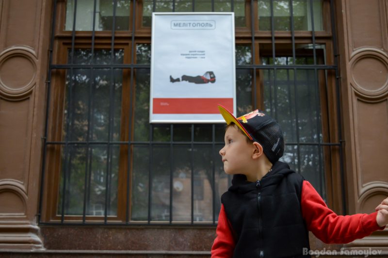 Гостра сатира та кров ворогів: у Запоріжжі відкрили виставку плакатів про війну 