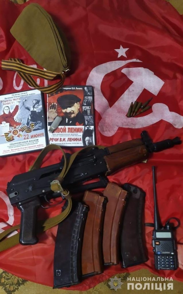 Вилучили зброю, радянську та комуністичну символіку