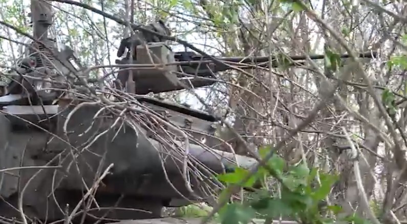 У Запорізькій області російські загарбники кидають свою військову техніку - відео