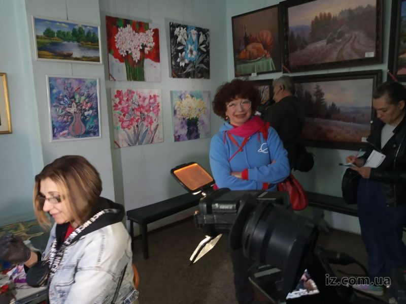 Участники благодійної мистецької акції "Арт-підтримка" передали Запорізькому військовому шпиталю необхідні для хворих реч
