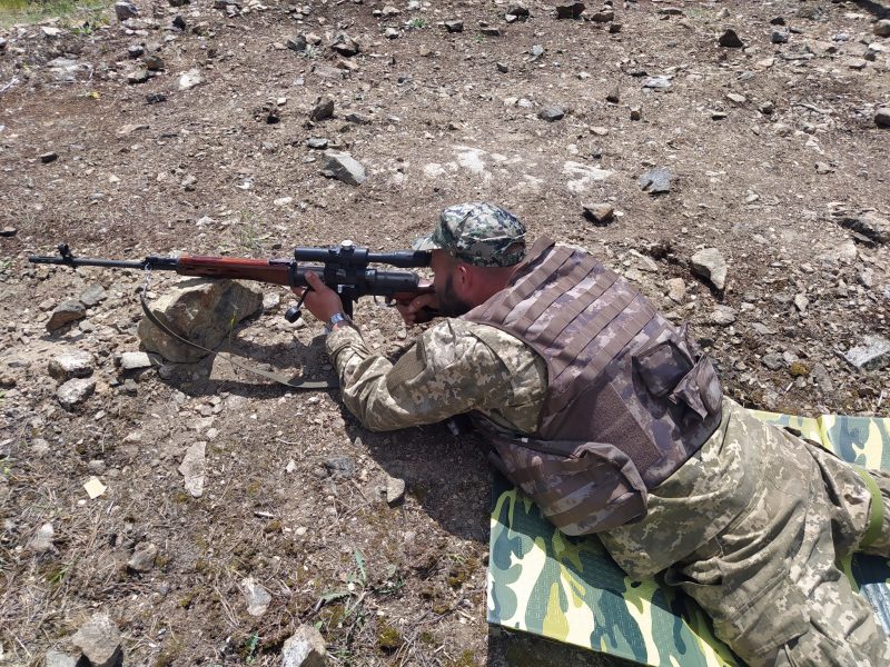 Запорізькі захисники провели навчання із застосування снайперської гвинтівки 