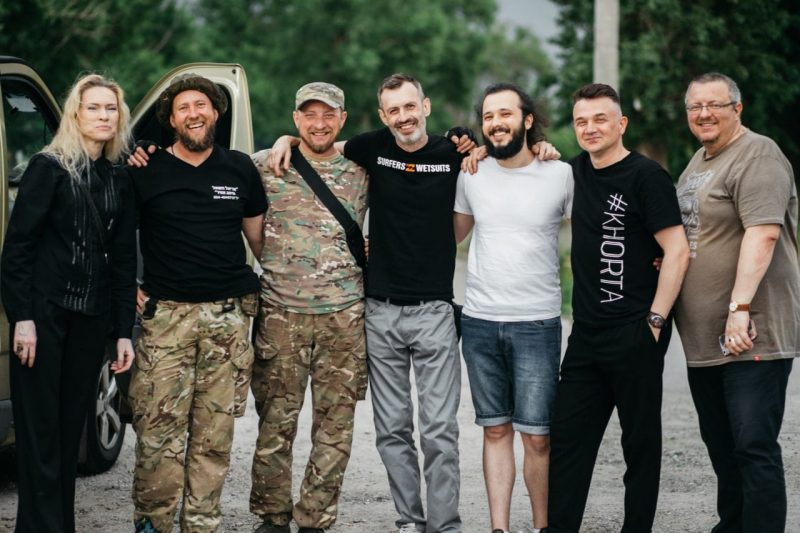 Гітарист Володимир Кондратенко та його колеги