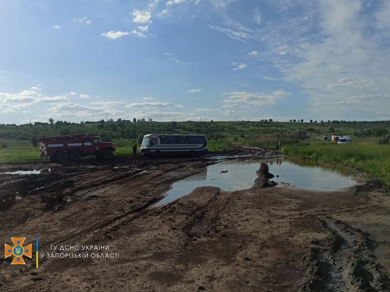 У селі Камянське на ґрунтовій дорозі застрягли 60 автомобілів, які їхали на тимчасово окуповані території Запорізької області 