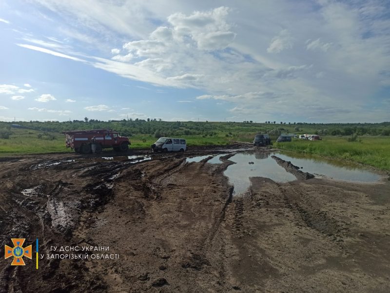 У селі Камянське на ґрунтовій дорозі застрягли 60 автомобілів, які їхали на тимчасово окуповані території Запорізької області 