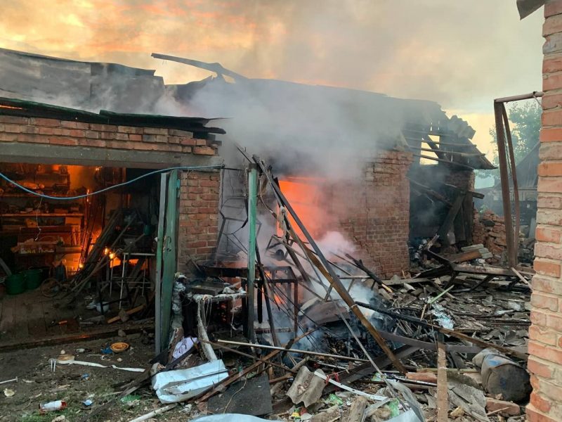 В Оріхові внаслідок попадання снарядів сталися пожежі в житлових будинках - фото