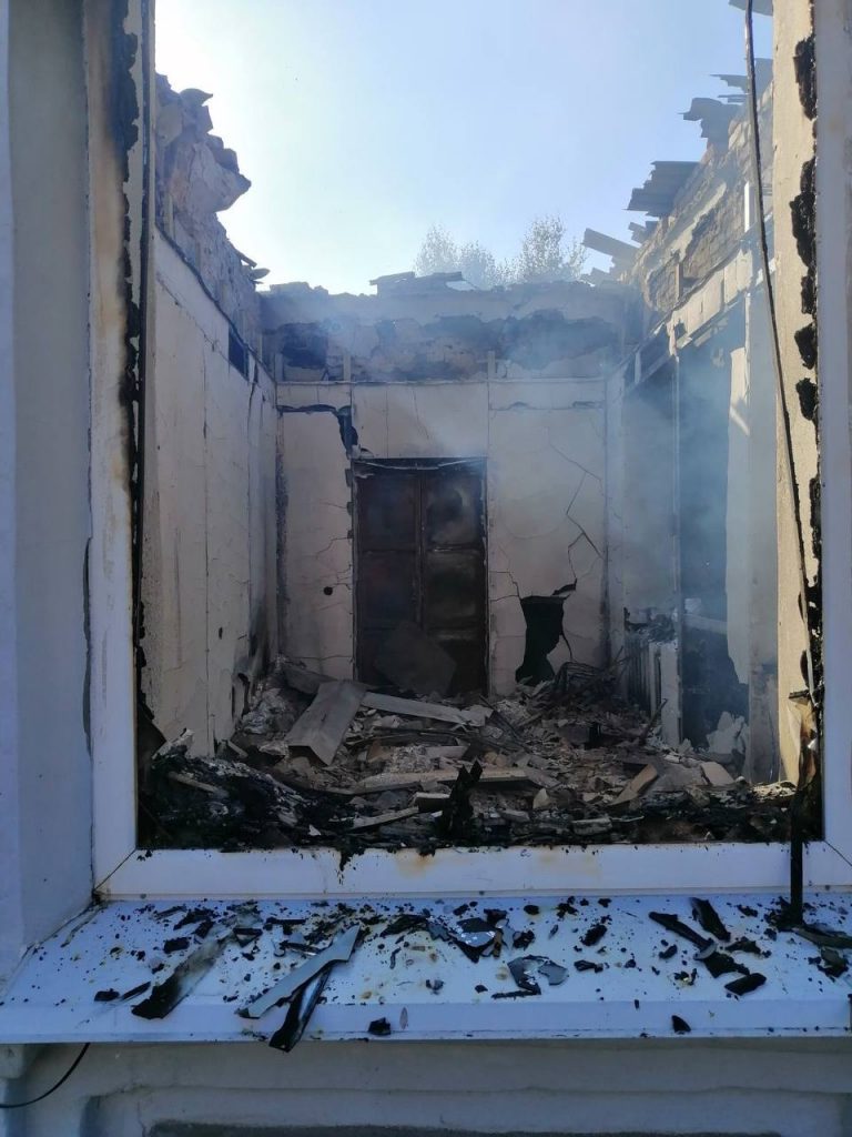 Внаслідок ворожої атаки у селі Запорізької області згоріла сільська рада - фото 