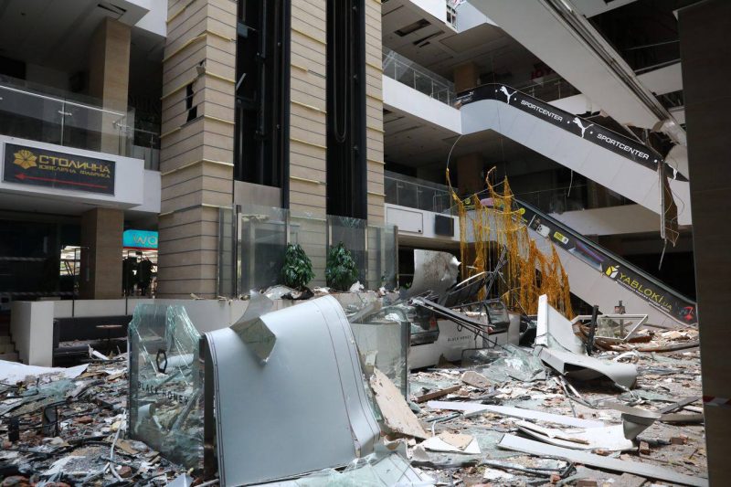Як у Запоріжжі виглядає зруйнований ТРЦ "Аврора", в який потрапила ракета - фото, відео