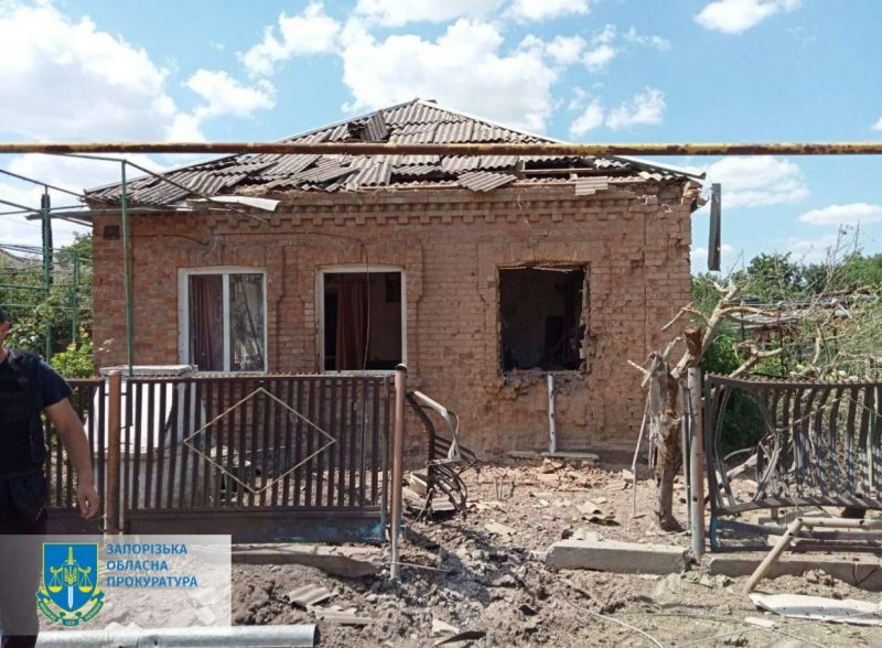 Поранений чоловік, пошкоджені міська рада та житлові будинки: окупанти обстріляли Запорізьку область